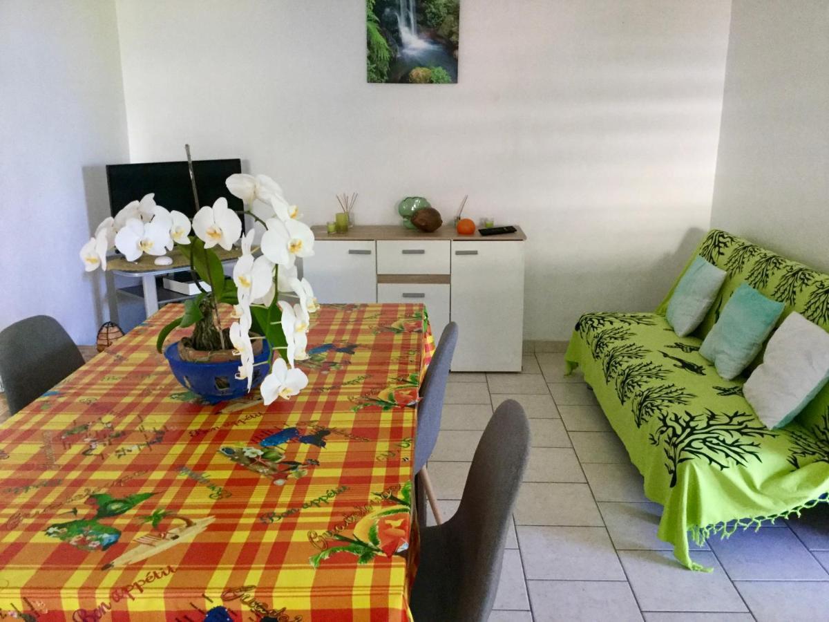 Chez Jocelyne Pres Des Sources Chaudes Villa Bouillante Dış mekan fotoğraf