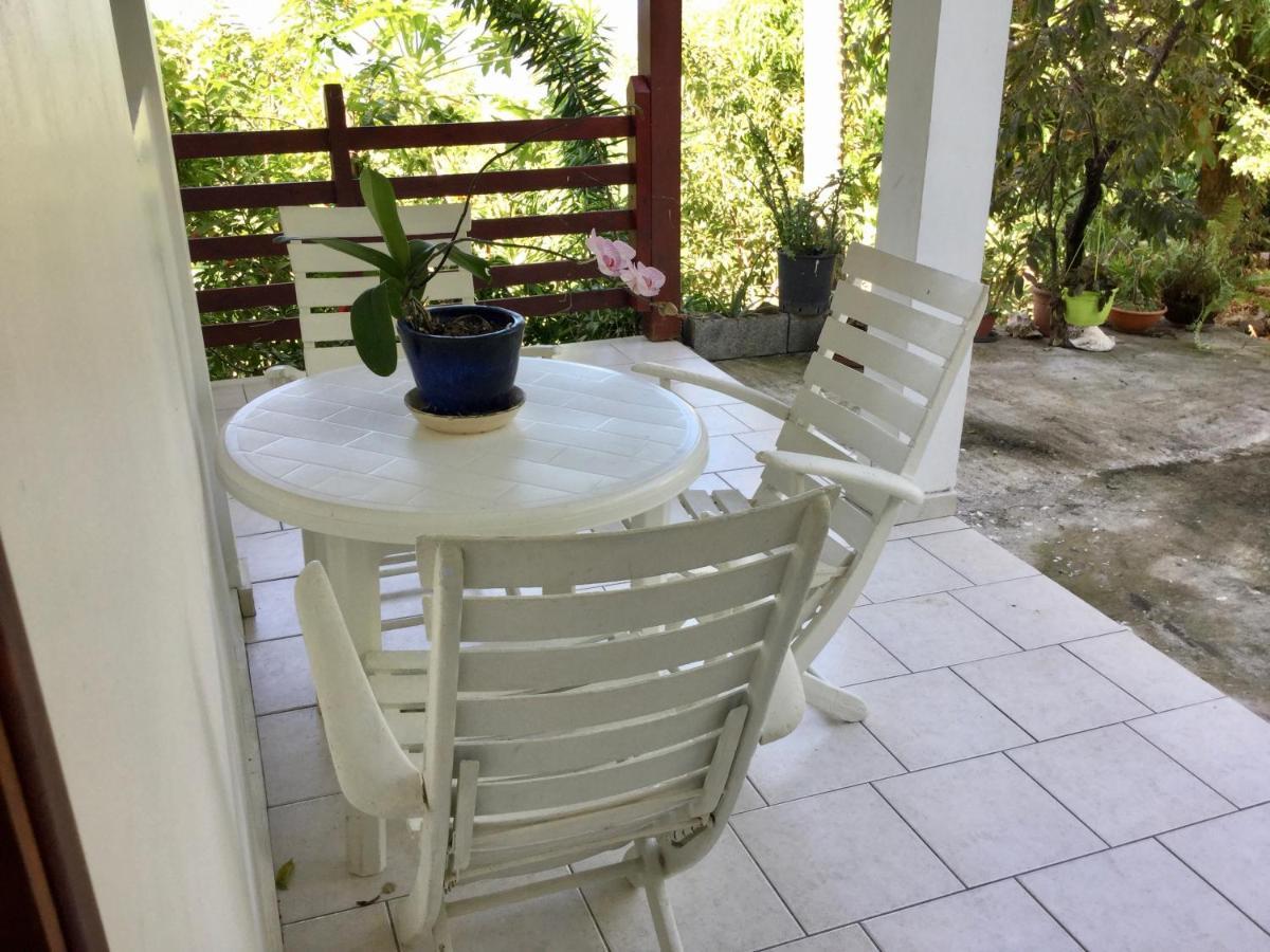 Chez Jocelyne Pres Des Sources Chaudes Villa Bouillante Dış mekan fotoğraf